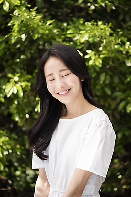 포토 JPG 주간 여자 나뭇잎 한명 미소 상반신 20대 성인 야외 앞모습 아웃포커스 뷰티 눈감음 한국인 내추럴 의료성형뷰티 성인여자한명만 국내포토 자연요소 1 뷰포인트 잎 모션 촬영기법 표정 사람 동양인 청년 여자한명만 성인여자만 파일형식
