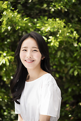 포토 JPG 주간 응시 여자 나뭇잎 한명 미소 상반신 20대 성인 야외 옆모습 아웃포커스 뷰티 한국인 내추럴 의료성형뷰티 성인여자한명만 국내포토 자연요소 1 시선 뷰포인트 잎 촬영기법 표정 사람 동양인 청년 여자한명만 성인여자만 파일형식