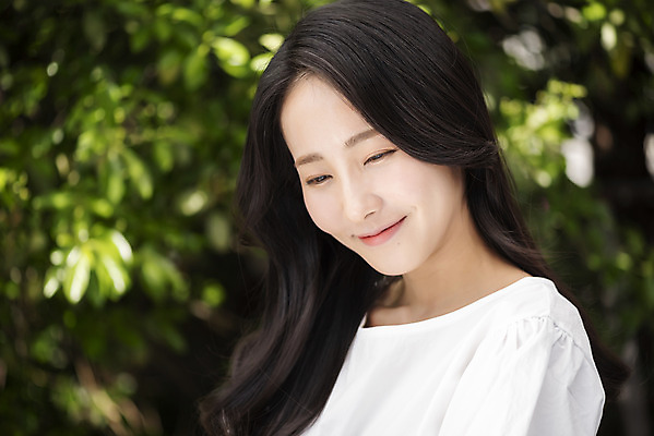 포토 JPG 주간 응시 여자 나뭇잎 한명 미소 상반신 20대 성인 야외 옆모습 아웃포커스 뷰티 한국인 내추럴 의료성형뷰티 성인여자한명만 국내포토 자연요소 1 시선 뷰포인트 잎 촬영기법 표정 사람 동양인 청년 여자한명만 성인여자만 파일형식