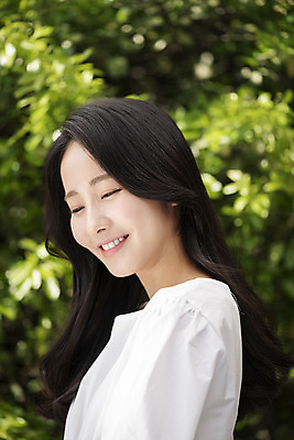 포토 JPG 주간 응시 여자 나뭇잎 한명 미소 상반신 20대 성인 야외 옆모습 아웃포커스 뷰티 한국인 내추럴 의료성형뷰티 성인여자한명만 국내포토 자연요소 1 시선 뷰포인트 잎 촬영기법 표정 사람 동양인 청년 여자한명만 성인여자만 파일형식