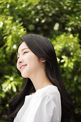 포토 JPG 주간 응시 여자 나뭇잎 한명 미소 상반신 20대 성인 야외 옆모습 아웃포커스 뷰티 한국인 내추럴 의료성형뷰티 성인여자한명만 국내포토 자연요소 1 시선 뷰포인트 잎 촬영기법 표정 사람 동양인 청년 여자한명만 성인여자만 파일형식