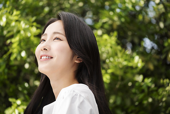 포토 JPG 주간 응시 여자 나뭇잎 한명 미소 상반신 20대 성인 야외 옆모습 아웃포커스 뷰티 한국인 올려보기 내추럴 의료성형뷰티 성인여자한명만 국내포토 자연요소 1 시선 뷰포인트 잎 모션 촬영기법 표정 사람 동양인 청년 여자한명만 성인여자만 파일형식