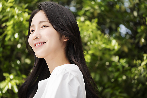 포토 JPG 주간 응시 여자 나뭇잎 한명 미소 상반신 20대 성인 야외 옆모습 아웃포커스 뷰티 한국인 내추럴 의료성형뷰티 성인여자한명만 국내포토 자연요소 1 시선 뷰포인트 잎 촬영기법 표정 사람 동양인 청년 여자한명만 성인여자만 파일형식