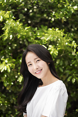 포토 JPG 주간 응시 여자 나뭇잎 한명 미소 상반신 20대 성인 야외 옆모습 아웃포커스 뷰티 한국인 내추럴 의료성형뷰티 성인여자한명만 국내포토 자연요소 1 시선 뷰포인트 잎 촬영기법 표정 사람 동양인 청년 여자한명만 성인여자만 파일형식