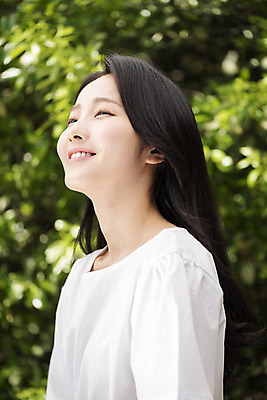 포토 JPG 주간 응시 여자 나뭇잎 한명 미소 상반신 20대 성인 야외 옆모습 아웃포커스 뷰티 한국인 내추럴 의료성형뷰티 성인여자한명만 국내포토 자연요소 1 시선 뷰포인트 잎 촬영기법 표정 사람 동양인 청년 여자한명만 성인여자만 파일형식