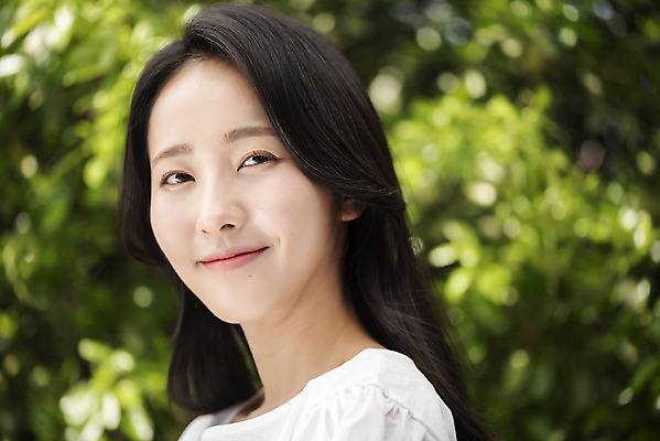 포토 JPG 주간 응시 여자 나뭇잎 한명 미소 상반신 20대 성인 야외 옆모습 아웃포커스 뷰티 한국인 내추럴 의료성형뷰티 성인여자한명만 국내포토 자연요소 1 시선 뷰포인트 잎 촬영기법 표정 사람 동양인 청년 여자한명만 성인여자만 파일형식