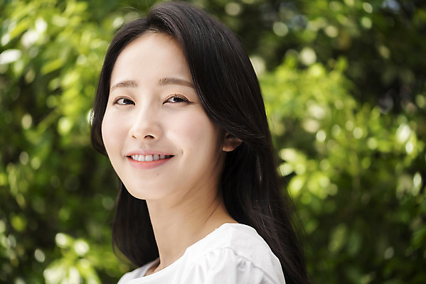 포토 JPG 주간 응시 여자 나뭇잎 한명 미소 상반신 20대 성인 야외 옆모습 아웃포커스 뷰티 한국인 내추럴 의료성형뷰티 성인여자한명만 국내포토 자연요소 1 시선 뷰포인트 잎 촬영기법 표정 사람 동양인 청년 여자한명만 성인여자만 파일형식