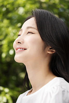 포토 JPG 주간 응시 여자 나뭇잎 한명 미소 상반신 20대 성인 야외 옆모습 아웃포커스 뷰티 한국인 올려보기 내추럴 의료성형뷰티 성인여자한명만 국내포토 자연요소 1 시선 뷰포인트 잎 모션 촬영기법 표정 사람 동양인 청년 여자한명만 성인여자만 파일형식