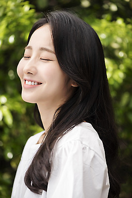 포토 JPG 주간 여자 나뭇잎 한명 미소 상반신 20대 성인 야외 옆모습 아웃포커스 뷰티 눈감음 한국인 내추럴 의료성형뷰티 성인여자한명만 국내포토 자연요소 1 뷰포인트 잎 모션 촬영기법 표정 사람 동양인 청년 여자한명만 성인여자만 파일형식