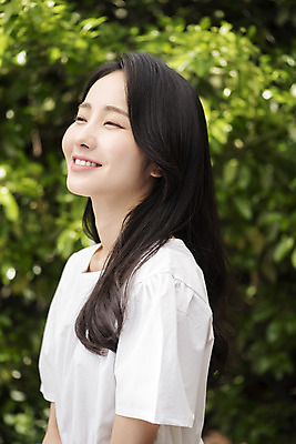 포토 JPG 주간 응시 여자 나뭇잎 한명 미소 상반신 20대 성인 야외 옆모습 아웃포커스 뷰티 한국인 내추럴 의료성형뷰티 성인여자한명만 국내포토 자연요소 1 시선 뷰포인트 잎 촬영기법 표정 사람 동양인 청년 여자한명만 성인여자만 파일형식