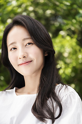 포토 JPG 주간 응시 여자 나뭇잎 한명 미소 상반신 20대 성인 야외 앞모습 아웃포커스 뷰티 한국인 내추럴 의료성형뷰티 성인여자한명만 국내포토 자연요소 1 시선 뷰포인트 잎 촬영기법 표정 사람 동양인 청년 여자한명만 성인여자만 파일형식