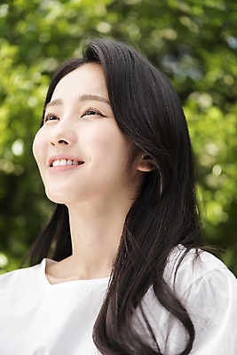 포토 JPG 주간 응시 여자 나뭇잎 한명 미소 상반신 20대 성인 야외 옆모습 아웃포커스 뷰티 한국인 올려보기 내추럴 의료성형뷰티 성인여자한명만 국내포토 자연요소 1 시선 뷰포인트 잎 모션 촬영기법 표정 사람 동양인 청년 여자한명만 성인여자만 파일형식