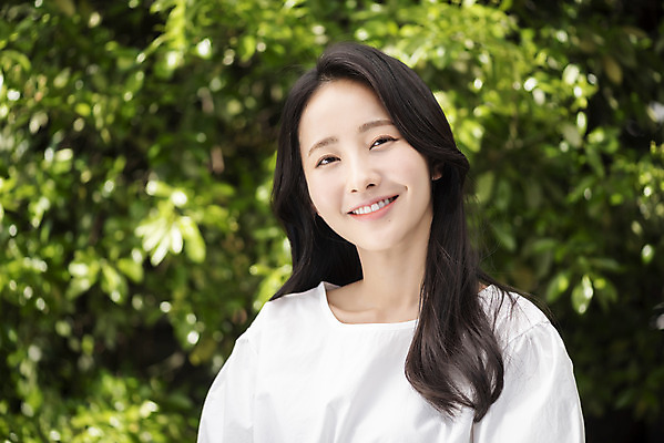 포토 JPG 주간 응시 여자 나뭇잎 한명 미소 상반신 20대 성인 야외 앞모습 아웃포커스 뷰티 한국인 내추럴 의료성형뷰티 성인여자한명만 국내포토 자연요소 1 시선 뷰포인트 잎 촬영기법 표정 사람 동양인 청년 여자한명만 성인여자만 파일형식