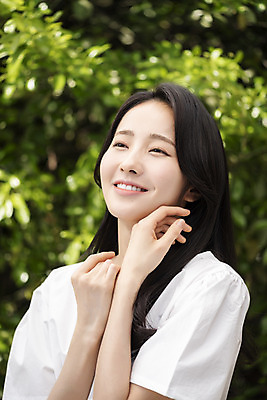 포토 JPG 주간 응시 여자 나뭇잎 한명 미소 손짓 상반신 20대 성인 야외 옆모습 아웃포커스 뷰티 한국인 내추럴 의료성형뷰티 성인여자한명만 국내포토 자연요소 1 시선 뷰포인트 잎 모션 촬영기법 표정 사람 동양인 청년 여자한명만 성인여자만 파일형식