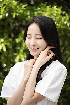 포토 JPG 주간 여자 나뭇잎 한명 미소 손짓 상반신 20대 성인 야외 옆모습 아웃포커스 뷰티 눈감음 한국인 내추럴 의료성형뷰티 성인여자한명만 국내포토 자연요소 1 뷰포인트 잎 모션 촬영기법 표정 사람 동양인 청년 여자한명만 성인여자만 파일형식