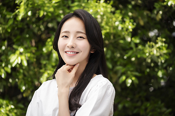 포토 JPG 주간 응시 여자 나뭇잎 한명 미소 손짓 상반신 20대 성인 야외 앞모습 아웃포커스 뷰티 한국인 내추럴 의료성형뷰티 성인여자한명만 국내포토 자연요소 1 시선 뷰포인트 잎 모션 촬영기법 표정 사람 동양인 청년 여자한명만 성인여자만 파일형식