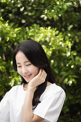 포토 JPG 주간 응시 여자 나뭇잎 한명 미소 손짓 상반신 20대 성인 야외 옆모습 아웃포커스 뷰티 한국인 내추럴 의료성형뷰티 성인여자한명만 국내포토 자연요소 1 시선 뷰포인트 잎 모션 촬영기법 표정 사람 동양인 청년 여자한명만 성인여자만 파일형식