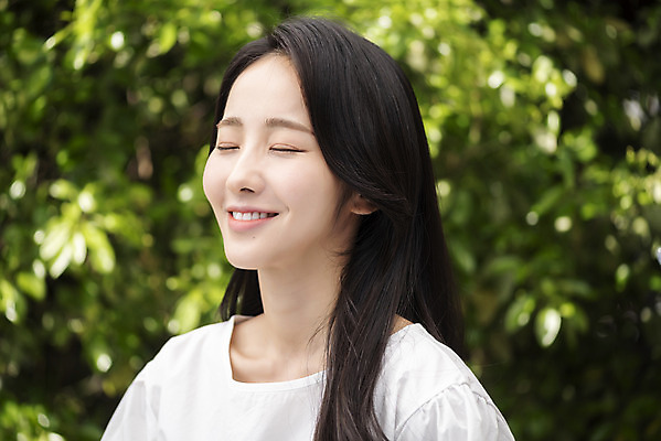 포토 JPG 주간 여자 나뭇잎 한명 미소 상반신 20대 성인 야외 옆모습 아웃포커스 뷰티 눈감음 한국인 내추럴 의료성형뷰티 성인여자한명만 국내포토 자연요소 1 뷰포인트 잎 모션 촬영기법 표정 사람 동양인 청년 여자한명만 성인여자만 파일형식