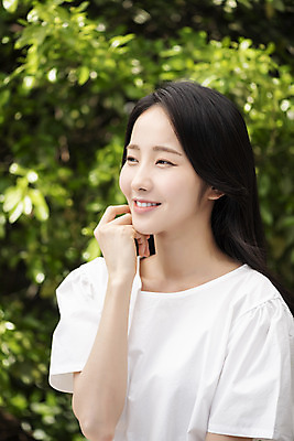 포토 JPG 주간 응시 여자 나뭇잎 한명 미소 손짓 상반신 20대 성인 야외 옆모습 아웃포커스 뷰티 한국인 내추럴 의료성형뷰티 성인여자한명만 국내포토 자연요소 1 시선 뷰포인트 잎 모션 촬영기법 표정 사람 동양인 청년 여자한명만 성인여자만 파일형식