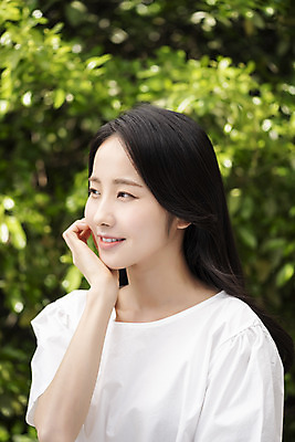 포토 JPG 주간 응시 여자 나뭇잎 한명 미소 손짓 상반신 20대 성인 야외 옆모습 아웃포커스 뷰티 한국인 내추럴 의료성형뷰티 성인여자한명만 국내포토 자연요소 1 시선 뷰포인트 잎 모션 촬영기법 표정 사람 동양인 청년 여자한명만 성인여자만 파일형식