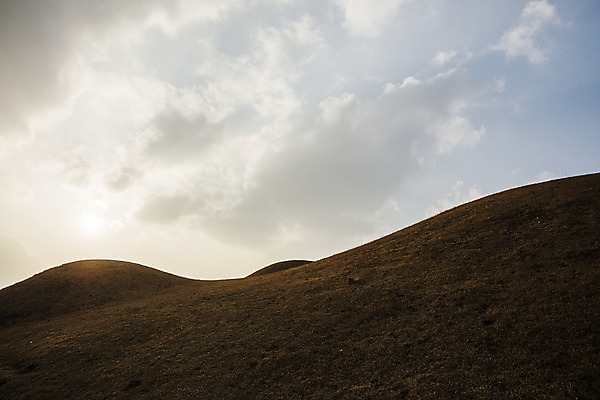 포토 JPG 주간 구름 하늘 풍경 사람없음 야외 문화재 충청남도 공주 고분 무령왕릉 송산리고분군 국내포토 자연요소 세계문화유산 무덤 공주_충청남도 충청도 왕릉 파일형식