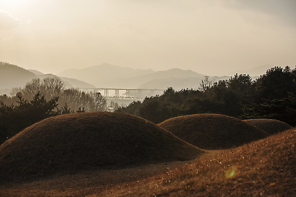 포토 JPG 주간 풍경 사람없음 야외 문화재 충청남도 공주 흐림 고분 무령왕릉 송산리고분군 국내포토 자연요소 날씨 세계문화유산 무덤 공주_충청남도 충청도 왕릉 파일형식