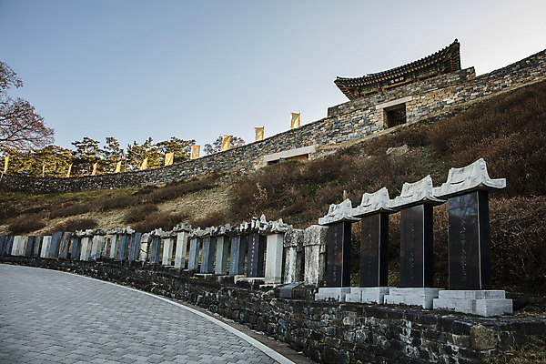 포토 JPG 주간 유적지 풍경 사람없음 야외 충청남도 비석 성벽 공주 성곽길 백제역사유적지구 공산성 국내포토 자연요소 길 고건축 세계문화유산 공주_충청남도 충청도 파일형식