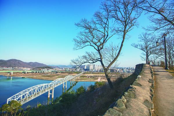 포토 JPG 주간 나무 하늘 풍경 사람없음 야외 충청남도 공주 금강 가교 성곽길 공산성 국내포토 자연요소 식물 건축물 길 강 세계문화유산 공주_충청남도 충청도 파일형식