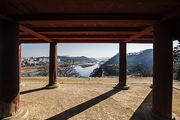 포토 JPG 주간 그림자 풍경 사람없음 야외 충청남도 나무기둥 공주 금강 공산성 국내포토 자연요소 강 세계문화유산 공주_충청남도 충청도 파일형식