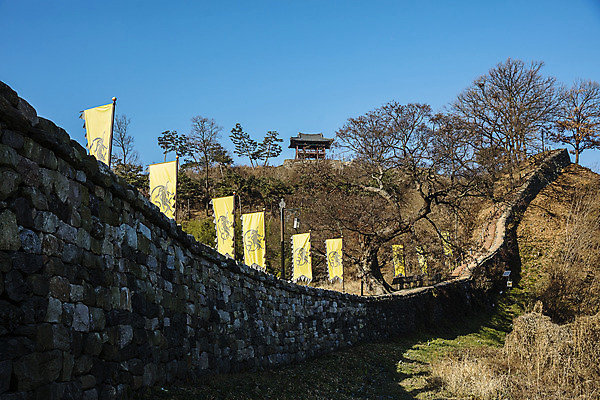 포토 JPG 주간 유적지 하늘 풍경 사람없음 야외 깃발 충청남도 성벽 공주 성곽길 백제역사유적지구 공산성 국내포토 자연요소 길 고건축 세계문화유산 공주_충청남도 충청도 파일형식