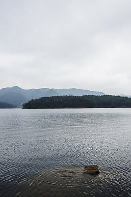 포토 JPG 주간 하늘 산 풍경 사람없음 야외 흐림 대전 대청호 국내포토 자연요소 호수 날씨 한국 청주 파일형식