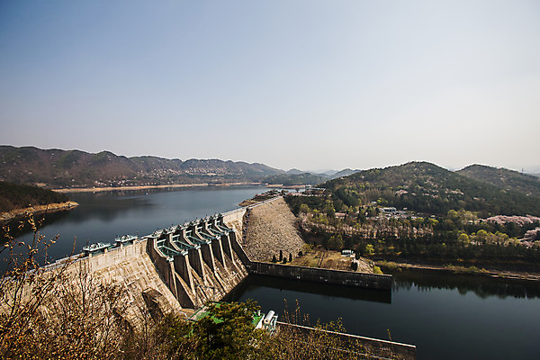 포토 JPG 주간 하늘 산 사람없음 야외 댐 충청북도 금강 영동 전경 국내포토 자연요소 공공시설 풍경 강 충청도 파일형식 탑뷰