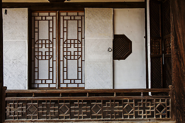 포토 JPG 주간 한국전통 한옥 사람없음 야외 전통문 충청북도 창호문 영동 국내포토 자연요소 전통 고건축 한국 문 충청도 파일형식