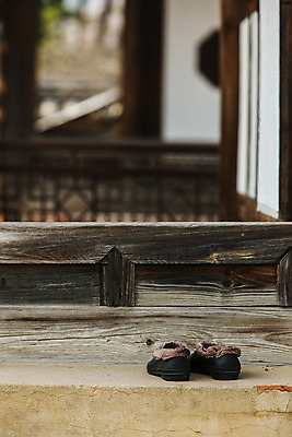 포토 JPG 주간 한국전통 한옥 사람없음 야외 아웃포커스 충청북도 문지방 털신 영동 국내포토 자연요소 전통 신발 고건축 한국 촬영기법 문 충청도 파일형식