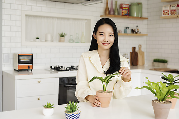 포토 JPG 우먼라이프 응시 여자 화분 화초 실내 한명 미소 상반신 20대 성인 취미 앞모습 만지기 한국인 힐링 싱글라이프 성인여자한명만 국내포토 식물 1 라이프스타일 시선 뷰포인트 모션 표정 사람 동양인 청년 내부 여자한명만 성인여자만 파일형식