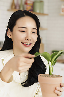 포토 JPG 우먼라이프 여자 화분 화초 실내 한명 미소 들기 상반신 20대 성인 취미 앞모습 아웃포커스 만지기 한국인 힐링 싱글라이프 성인여자한명만 국내포토 식물 1 라이프스타일 뷰포인트 모션 촬영기법 표정 사람 동양인 청년 내부 여자한명만 성인여자만 파일형식