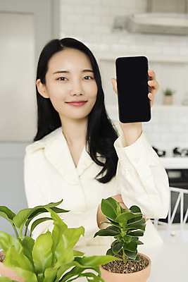 포토 JPG 우먼라이프 응시 여자 화분 화초 실내 한명 미소 들기 상반신 20대 성인 취미 앞모습 아웃포커스 스마트폰 한국인 힐링 보여주기 싱글라이프 성인여자한명만 국내포토 식물 1 라이프스타일 시선 뷰포인트 모션 촬영기법 표정 사람 동양인 청년 내부 핸드폰 스마트기기 여자한명만 성인여자만 파일형식
