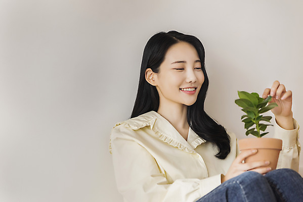 포토 JPG 우먼라이프 여자 화분 화초 실내 한명 미소 들기 앉기 상반신 20대 성인 취미 옆모습 만지기 한국인 힐링 싱글라이프 성인여자한명만 국내포토 식물 1 라이프스타일 뷰포인트 모션 표정 사람 동양인 청년 내부 여자한명만 성인여자만 파일형식