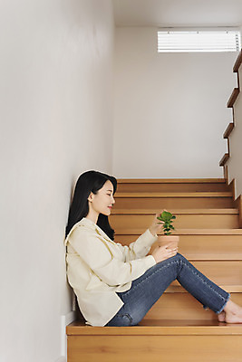 포토 JPG 전신 우먼라이프 여자 화분 화초 실내 한명 미소 들기 앉기 20대 성인 취미 옆모습 계단 한국인 힐링 싱글라이프 성인여자한명만 국내포토 식물 1 라이프스타일 뷰포인트 모션 표정 사람 동양인 청년 내부 여자한명만 성인여자만 파일형식