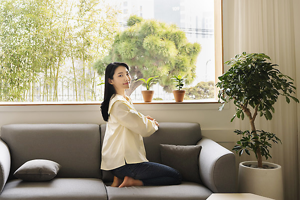 포토 JPG 주간 전신 우먼라이프 응시 여자 화분 화초 창문 실내 한명 미소 20대 성인 취미 옆모습 소파 한국인 뒤돌아보기 무릎꿇기 힐링 싱글라이프 성인여자한명만 국내포토 자연요소 식물 1 라이프스타일 시선 뷰포인트 의자 모션 표정 사람 동양인 청년 내부 여자한명만 성인여자만 파일형식