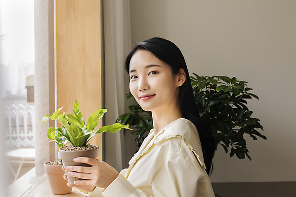 포토 JPG 주간 우먼라이프 응시 여자 화분 화초 창문 실내 한명 미소 들기 상반신 20대 성인 취미 옆모습 한국인 힐링 싱글라이프 성인여자한명만 국내포토 자연요소 식물 1 라이프스타일 시선 뷰포인트 모션 표정 사람 동양인 청년 내부 여자한명만 성인여자만 파일형식