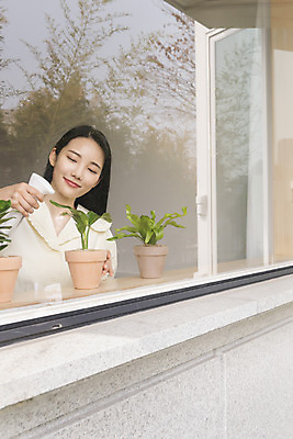 포토 JPG 주간 우먼라이프 여자 화분 화초 창문 실내 한명 미소 들기 상반신 20대 성인 취미 앞모습 반사 한국인 물주기 힐링 분무기 물뿌리기 싱글라이프 성인여자한명만 국내포토 자연요소 식물 1 라이프스타일 뷰포인트 모션 표정 사람 동양인 청년 내부 여자한명만 성인여자만 파일형식