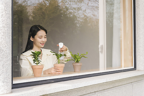 포토 JPG 주간 우먼라이프 여자 화분 화초 창문 실내 한명 미소 들기 상반신 20대 성인 취미 앞모습 반사 한국인 물주기 힐링 분무기 물뿌리기 싱글라이프 성인여자한명만 국내포토 자연요소 식물 1 라이프스타일 뷰포인트 모션 표정 사람 동양인 청년 내부 여자한명만 성인여자만 파일형식