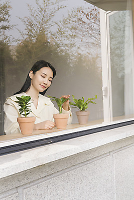 포토 JPG 주간 우먼라이프 여자 화분 화초 창문 실내 한명 미소 상반신 20대 성인 취미 앞모습 만지기 한국인 힐링 싱글라이프 성인여자한명만 국내포토 자연요소 식물 1 라이프스타일 뷰포인트 모션 표정 사람 동양인 청년 내부 여자한명만 성인여자만 파일형식
