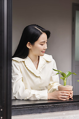 포토 JPG 우먼라이프 응시 여자 화분 화초 실내 한명 미소 상반신 20대 성인 취미 옆모습 한국인 창가 힐링 감싸기 싱글라이프 성인여자한명만 국내포토 식물 1 라이프스타일 시선 뷰포인트 창문 모션 표정 사람 동양인 청년 내부 여자한명만 성인여자만 파일형식