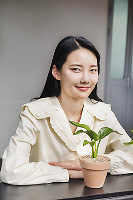 포토 JPG 우먼라이프 응시 여자 화분 화초 실내 한명 미소 상반신 20대 성인 취미 앞모습 한국인 창가 힐링 싱글라이프 성인여자한명만 국내포토 식물 1 라이프스타일 시선 뷰포인트 창문 표정 사람 동양인 청년 내부 여자한명만 성인여자만 파일형식