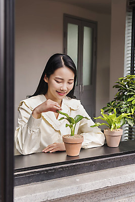 포토 JPG 우먼라이프 여자 화분 화초 실내 한명 미소 상반신 20대 성인 취미 앞모습 만지기 한국인 창가 힐링 싱글라이프 성인여자한명만 국내포토 식물 1 라이프스타일 뷰포인트 창문 모션 표정 사람 동양인 청년 내부 여자한명만 성인여자만 파일형식