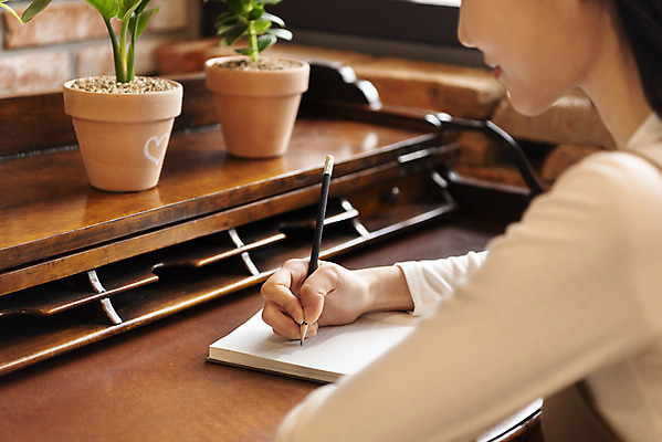 포토 JPG 우먼라이프 여자 화분 화초 실내 한명 상반신 20대 성인 취미 옆모습 연필 공책 한국인 기록 잡기 책상 힐링 싱글라이프 성인여자한명만 국내포토 식물 1 라이프스타일 뷰포인트 가구 모션 문구용품 학용품 사람 동양인 청년 내부 필기구 여자한명만 성인여자만 파일형식