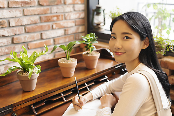 포토 JPG 우먼라이프 응시 여자 화분 화초 실내 한명 미소 상반신 20대 성인 취미 옆모습 연필 공책 한국인 잡기 뒤돌아보기 힐링 싱글라이프 성인여자한명만 국내포토 식물 1 라이프스타일 시선 뷰포인트 모션 문구용품 학용품 표정 사람 동양인 청년 내부 필기구 여자한명만 성인여자만 파일형식