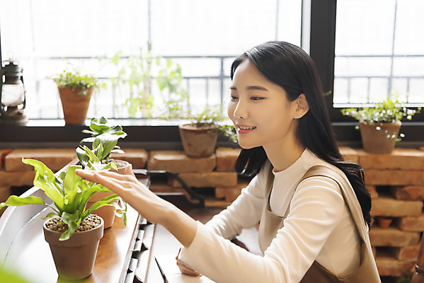 포토 JPG 우먼라이프 응시 여자 화분 화초 창문 실내 한명 미소 상반신 20대 성인 취미 옆모습 아웃포커스 만지기 한국인 힐링 싱글라이프 성인여자한명만 국내포토 식물 1 라이프스타일 시선 뷰포인트 모션 촬영기법 표정 사람 동양인 청년 내부 여자한명만 성인여자만 파일형식